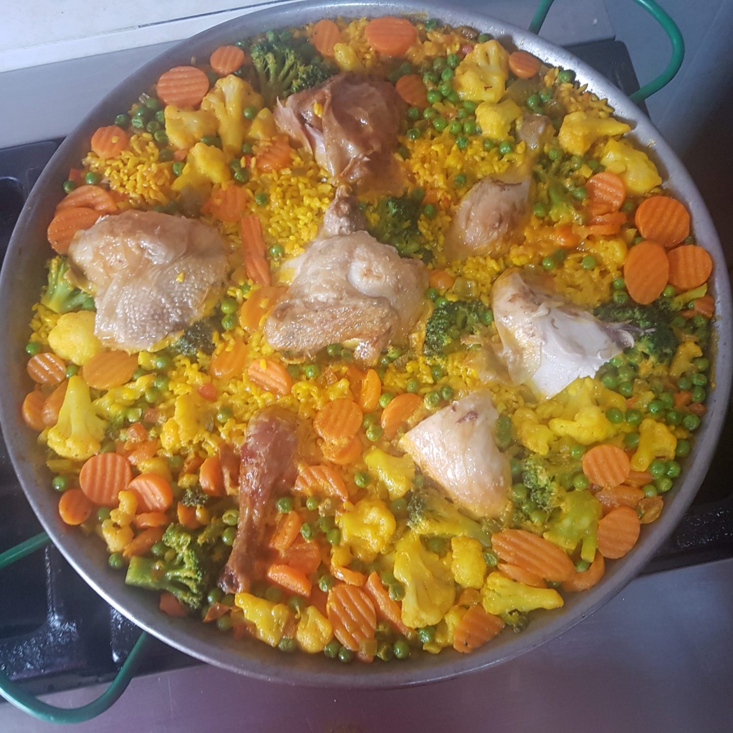 Imagen de paella de pollo y verduras de De Casa de Ana