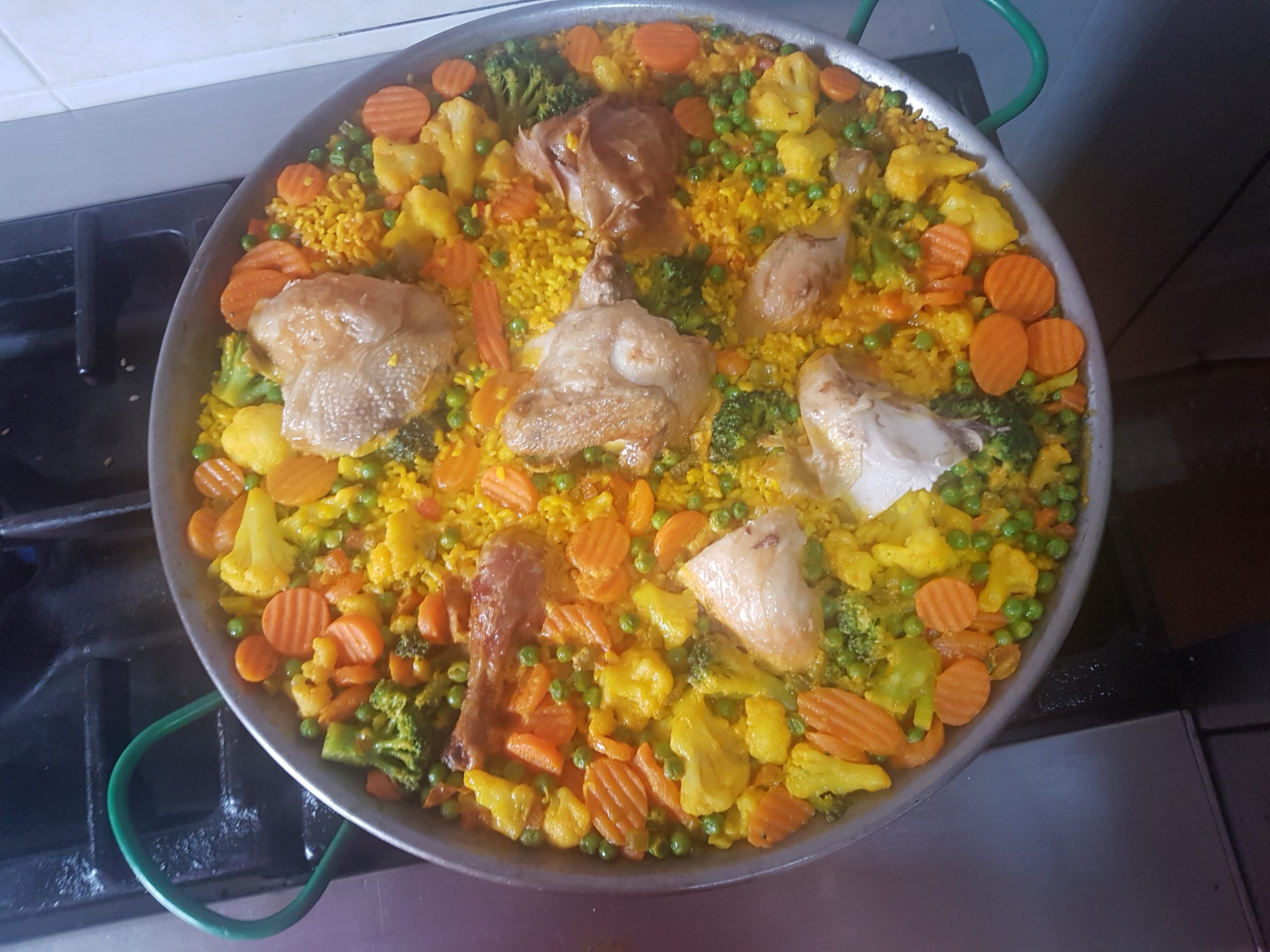 Imagen de paella de pollo y verduras de De Casa de Ana