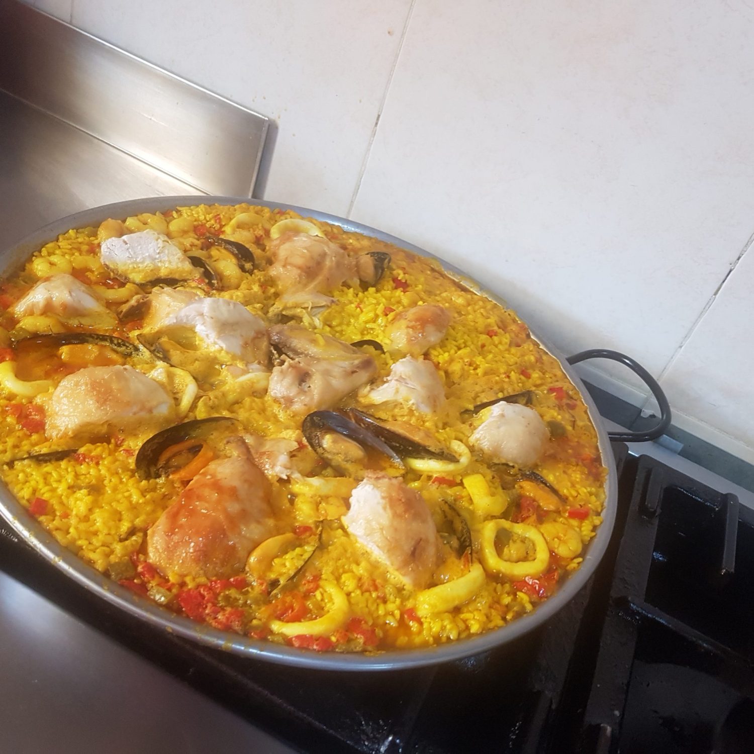 Imagen de paella de pollo y marisco de De Casa de Ana